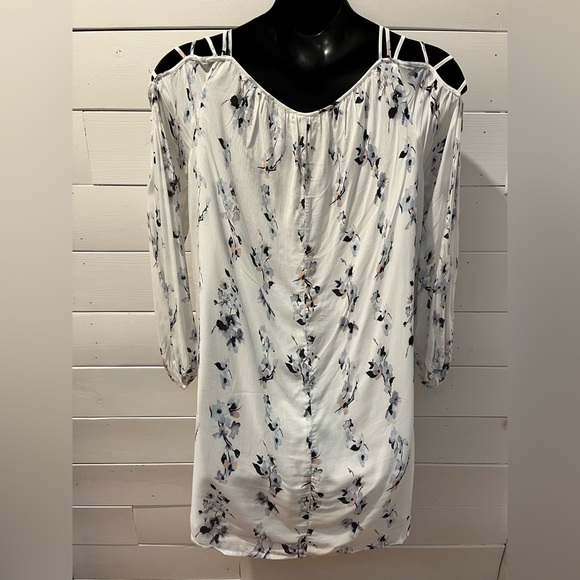 Off-Shoulder Floral Blouse – Gentle Fawn – Size M - Picture 6 of 7